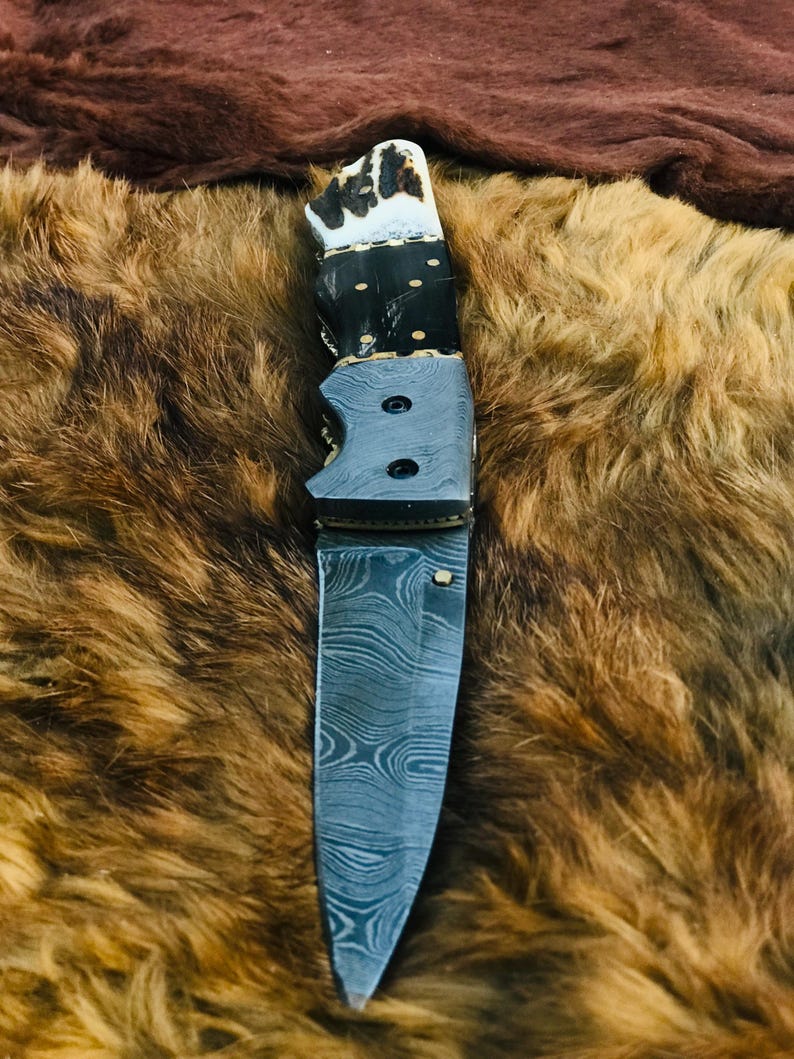 Luxury Hand Forged Damascus Pocket Knife / Stagcrest Folding