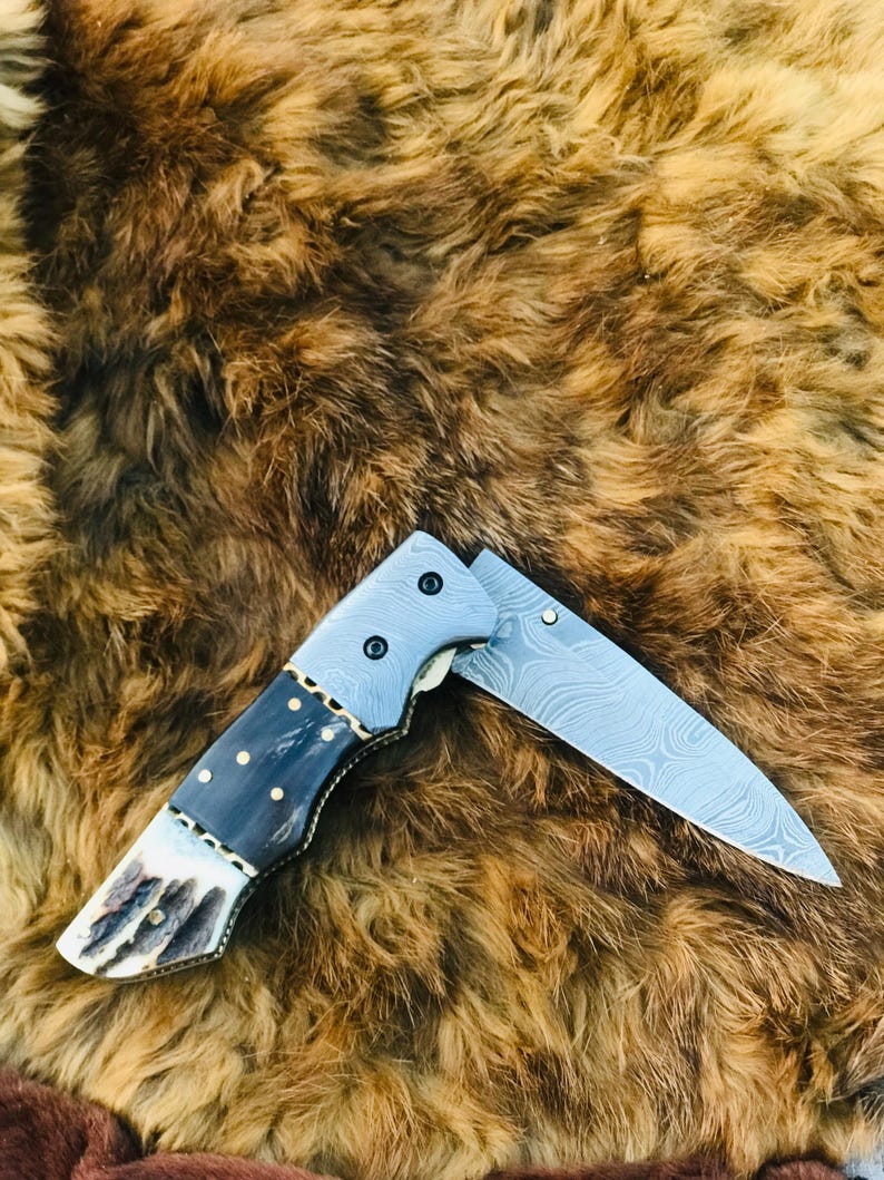 Luxury Hand Forged Damascus Pocket Knife / Stagcrest Folding