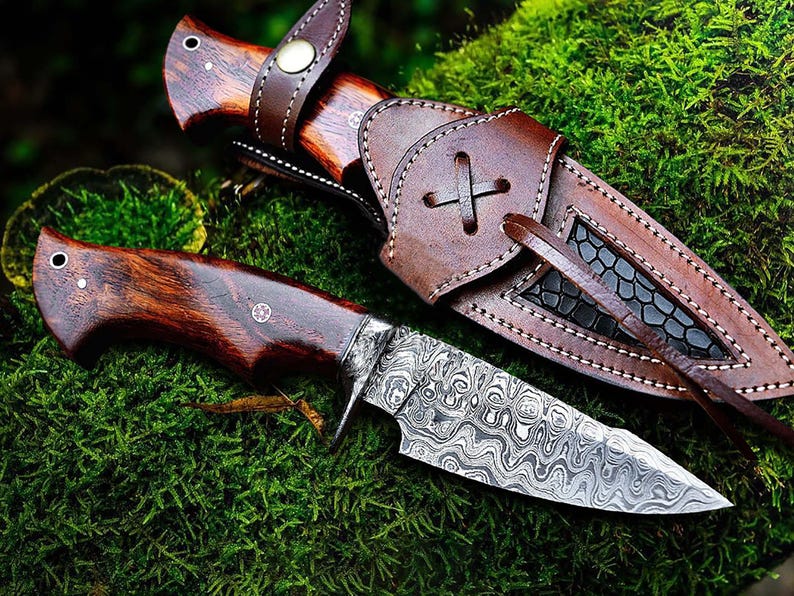 Bobcat Hunting Knife | Handmade Damascus Steel Blade | Twist Pattern