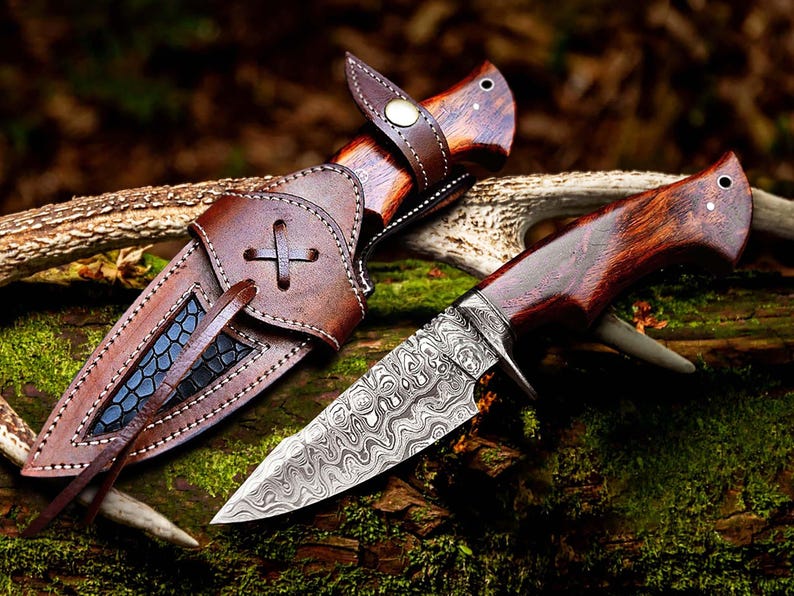 Bobcat Hunting Knife | Handmade Damascus Steel Blade | Twist Pattern
